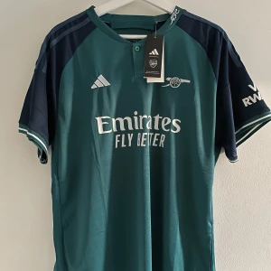 Arsenal fotbollströja - Grön Arsenal tröja. Ingen spelare på ryggen. 