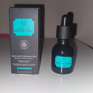 The Body Shop Himalayan Charcoal Skin Clarifying Night Peel - En nattpeeling från The Body Shop med Himalayan Bamboo Charcoal. Den är designad för att förfina hudens struktur och klarna upp hudtonen. Innehåller 99% naturliga ingredienser och är vegansk. Passar kombinerad till fet hy.💆‍♀️
