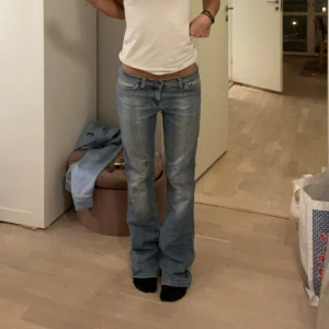 Lågmidjade bootcut jeans  - Lågmidjade bootcut jeans, har några fläckar men inget som syns. Midjemått 36cm, innerbenslängd 79 cm. Köp via köp nu❤️
