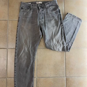 Gråa looseChris Jack&Jones jeans - Gråa jeans från Jack&Jones med loose-fit passform. Storlek 29/30. Skick 9/10 (knappt använda, inga defekter). Nypris runt 600kr, mitt pris 100kr