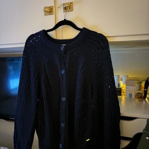 Stickad kofta - Jag säljer nu min mörkblåa stickade kofta ifrån Holly&whyte, den är i storlek xl men skulle säga att den sitter mer som än m😊den har endast används ett fåtal gånger🎀
