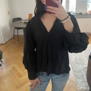 blus - Svart blus med puff ärmar💗