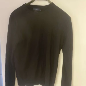 Riley merinoull svart - Säljer en stilren svart tröja från Riley i storlek XL.  100% merinoull. Tight. Ok skick. Liten för att vara storlek XL.