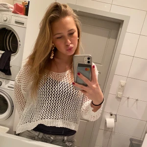 Vit stickad tröja/Biały sweterek z dzianiny - Super söt vit gles stickad tröja! Nästan lite "fiskenät". Passar perfekt till sommaren! Mycket bra skick och normal i storleken. Passar storlekarna XS, S & M.🥰