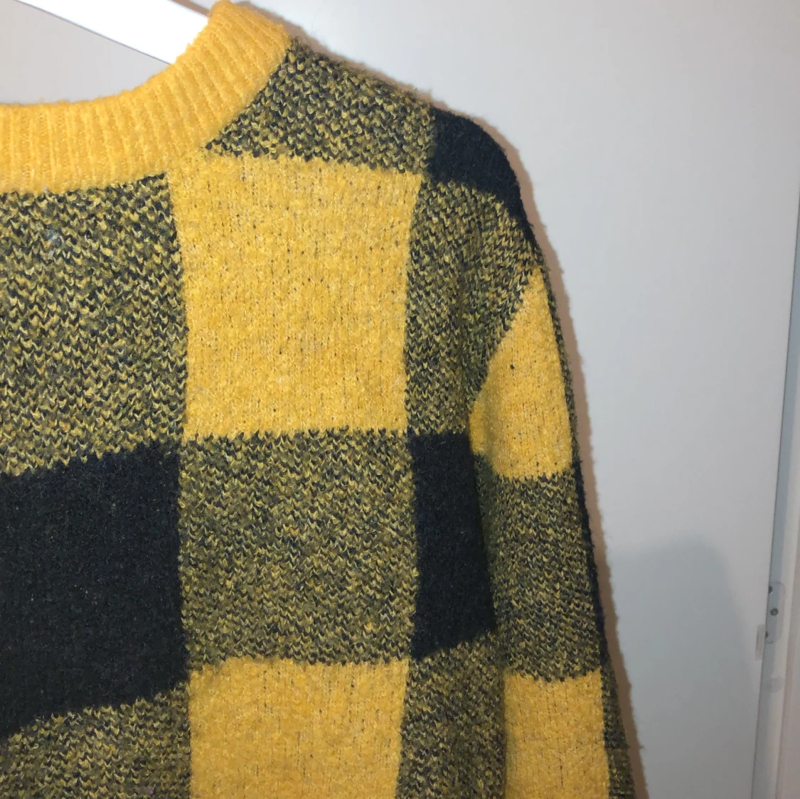 Gul och svart rutig tröja från H&M - 92