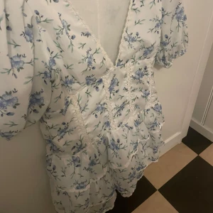 Blommig klänning zara - (Andra bilden är inte min) Klänning från zara, strl M.