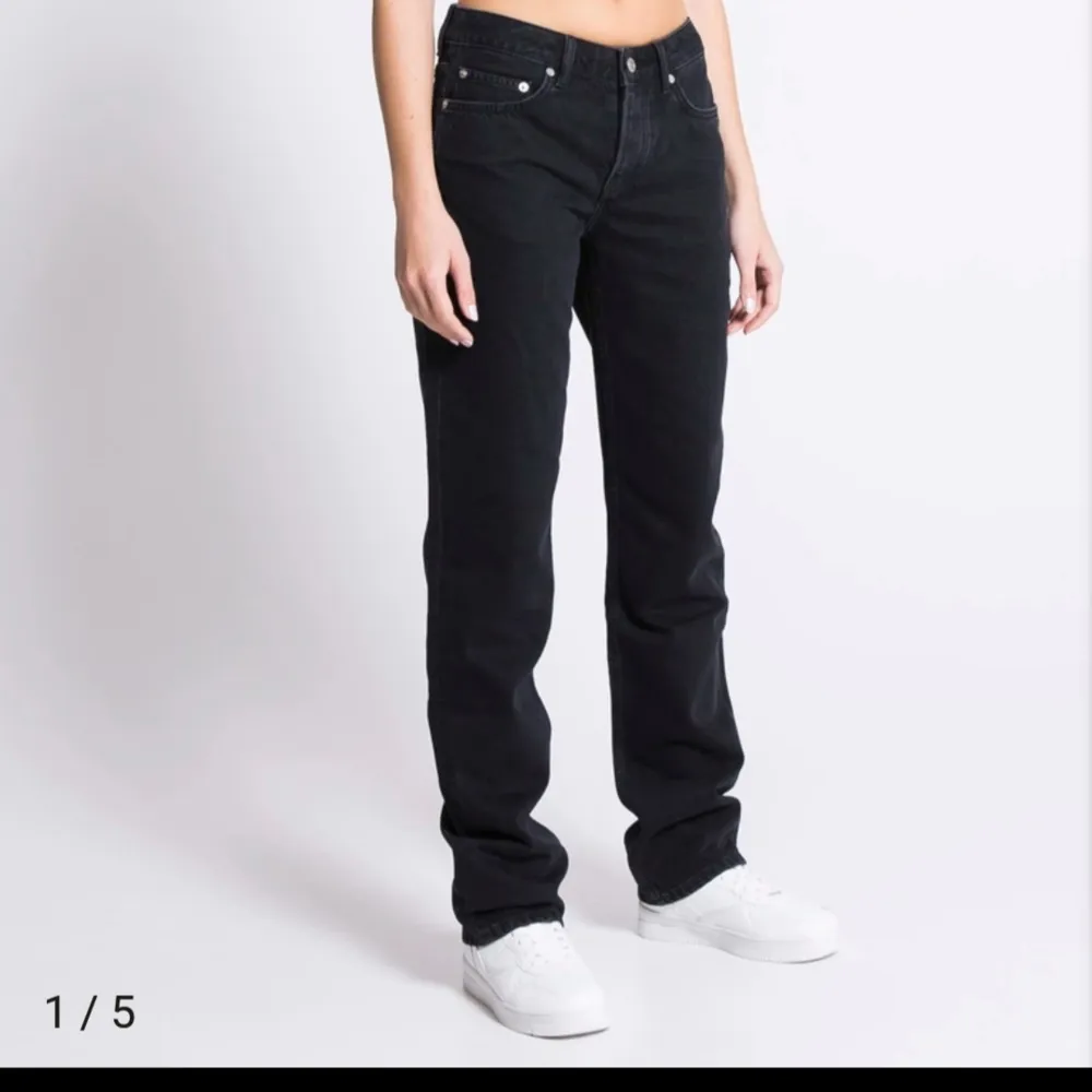 Snygga svarta lowaist jeans i bra skick, använda några gånger men inte så slitna.Små upprivningar på ficka och längst ner på benen ingår i designen! Köpta för 400 kr. Säljer eftersom de inte kommer till användning. Jag är 171 cm lång. Skriv om pris! . Jeans & Byxor.