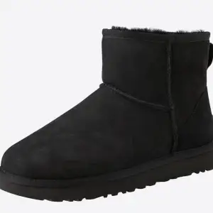 Säljer dessa svarta uggs för 2 159kr från about you i vintras. Dom är använda. Boxen finns kvar.