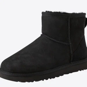 Svarta uggs - Säljer dessa svarta uggs för 2 159kr från about you i vintras. Dom är använda. Boxen finns kvar.