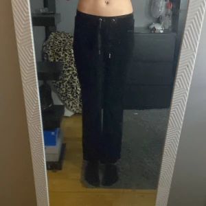 Svarta byxor från Gina Tricot - Säljer ett par svarta byxor från Gina Tricot i storlek XXS. Byxorna är högmidjade och har en rak passform. De är gjorda av ett mjukt och bekvämt material, perfekt för både vardag och fest. Byxorna har en snörning framtill som en snygg detalj.