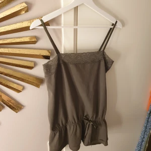 Topp - Topp i jättefint skick, endast använts få gånger. Svprt att få färgen rättvis men den är mer khakigrön.