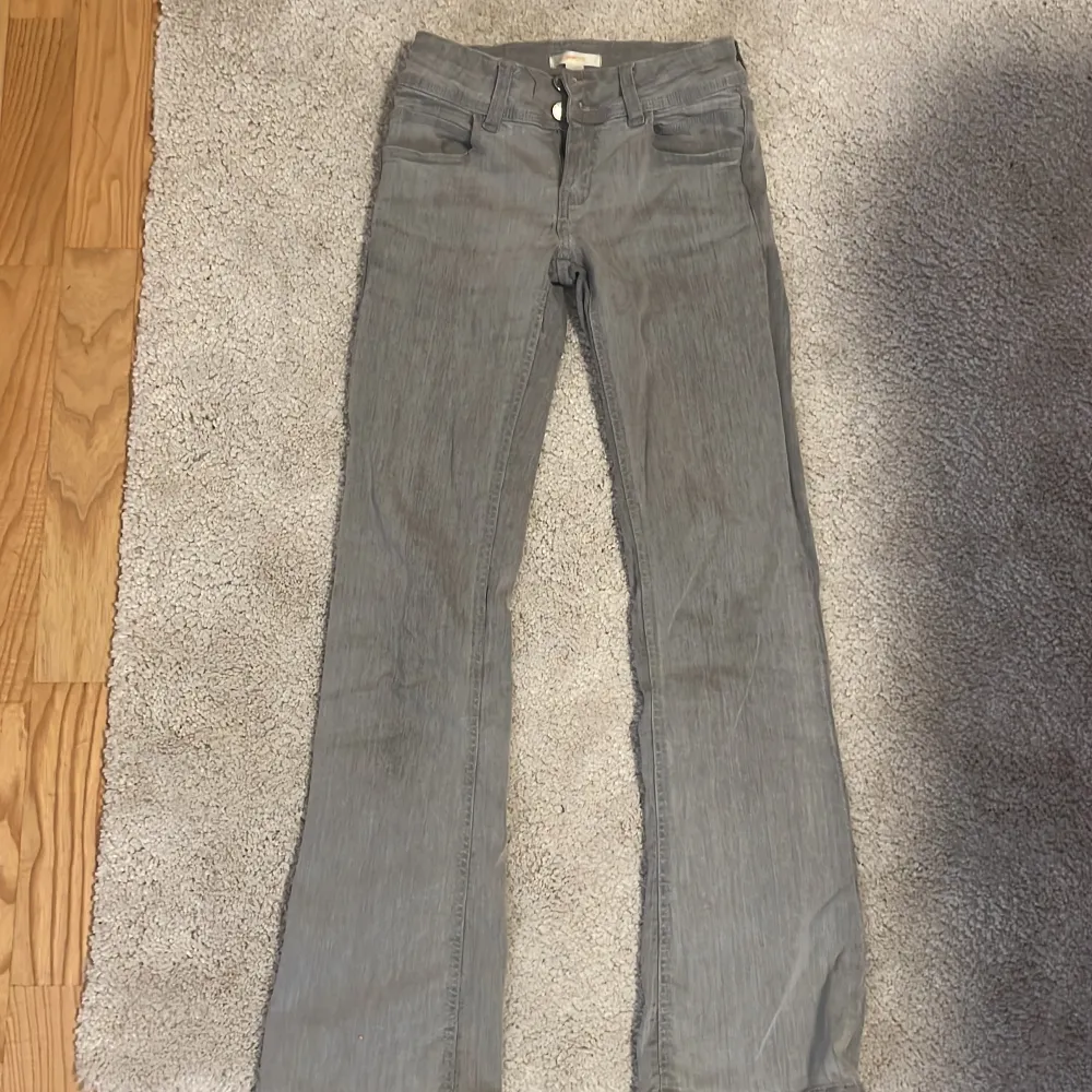 Säljer ett bra grå bootcut lowwaist jeans från Gina young, i storlek 152, bra skick men tyvärr för små för mig💗. Jeans & Byxor.