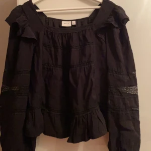 Svart blus   - Blus från VILA, knappt använd och utan fläckar och skador!💞