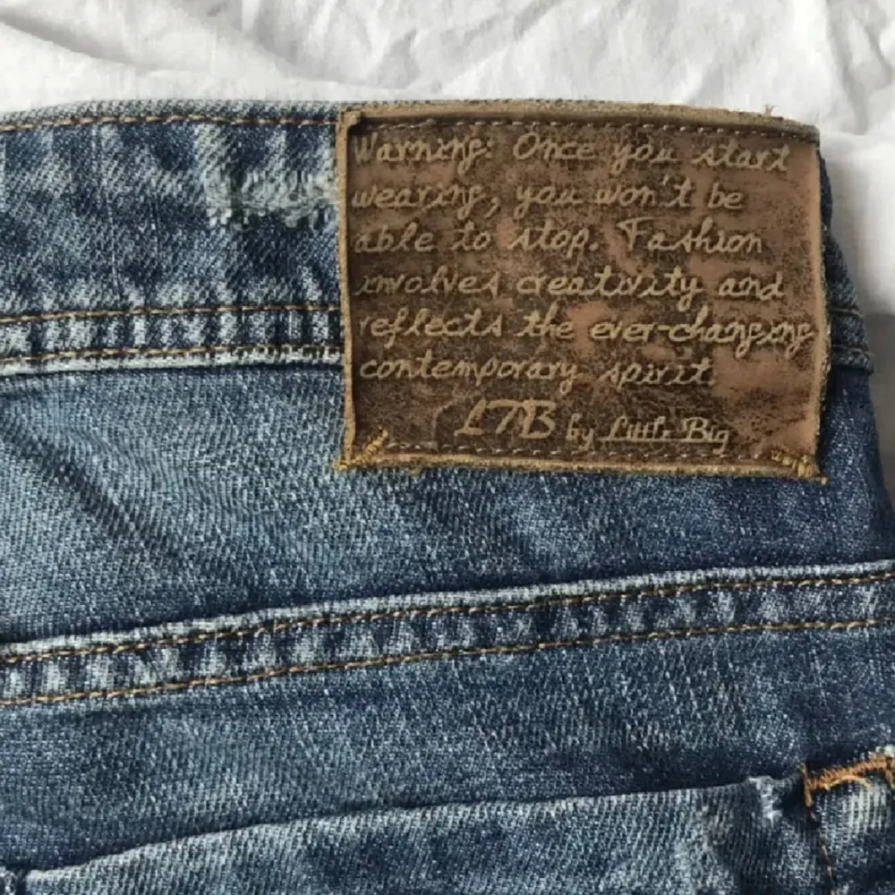 Lågmidjade jeans kan vara baggy Midjemått: 43x2 cm Innebenslängd: 87 cm  Dom är uppvikta på bilderna . Jeans & Byxor.