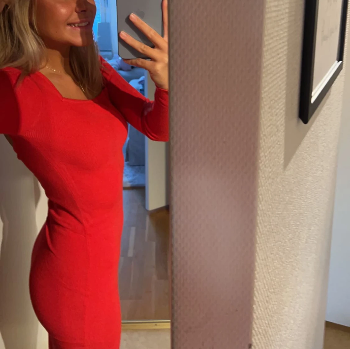 Röd långklänning med öppen rygg - 91