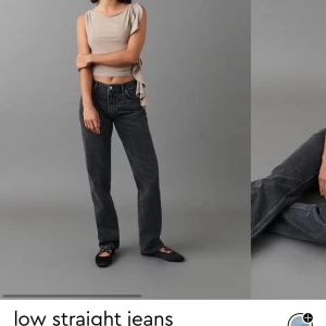 Svarta low straight jeans - Säljer ett par snygga svarta low straight jeans. De är lågmidjade och har en rak passform som ger en klassisk look. Perfekta för både vardag och fest!💕Har använt kanske 4 gånger så de är i ett bra skick!❤️
