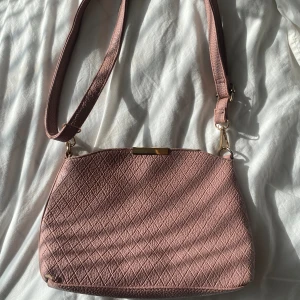Rosa väska  - Säljer denna fina rosa väskan i jättebra skick, då den aldrig är använd förr. Köpt i marknad i Spanien så vet inte vart den är ifrån. 💕 Pris kan självklart diskuteras! 