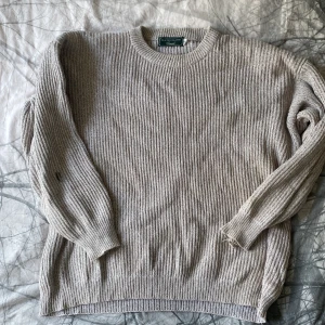 Stickad tröja Beige XL  - Tröjan är en XL men passar mer som L, den sitter oversize på mig som är 186cm. Tröjan är i bra skick förutom en liten flaw på vänster arm (se bild 3) passar perfekt nu till hösten!!