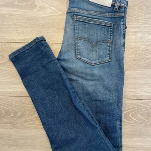 Diesel jeans sleenker - Säljer nu ett par sköna och sjyssta diesel jeans i storlek 29/32 för 300 kr (nypris 1100 kr). Mycket bra skick inga defekter. Perfekta till hösten! Hör av dig för fler bilder eller frågor.