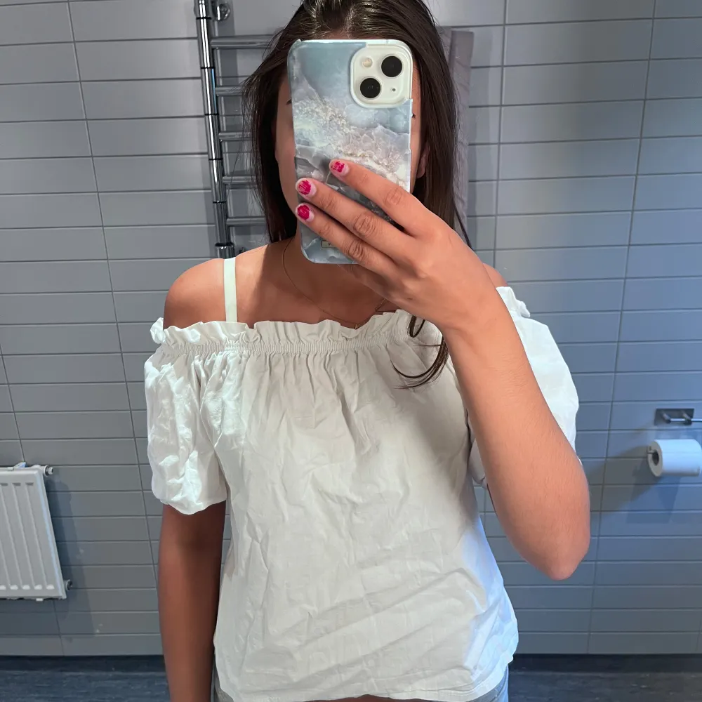 Vit off-shoulder blus från Zara. I bra skick! Pris kan diskuteras💕. Blusar.