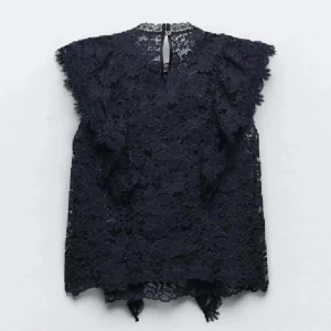 Spetsig blus - Väldigt fin blus och i bra skick, kommer bara inte till användning💞skriv ifall ni vill få bild eller har frågor ☺️