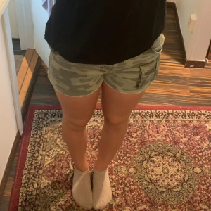 Camouflage shorts - Säljer mina skit snygga camouflage shorts💗skriv om du har några frågor💞