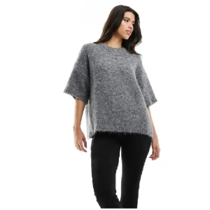 Grå stickad tshirt  - Moa Mattson x NAKDs jätte fina gråa stickade tshirt, säljer ja nu då jag har dubbletter💞Tröjan finns inte längre o köpa. Helt ny, inga defekter eller skador!