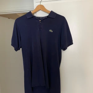 Lacoste piké  - Säljer nu min Lacoste piké i storlek M färg mörkblå