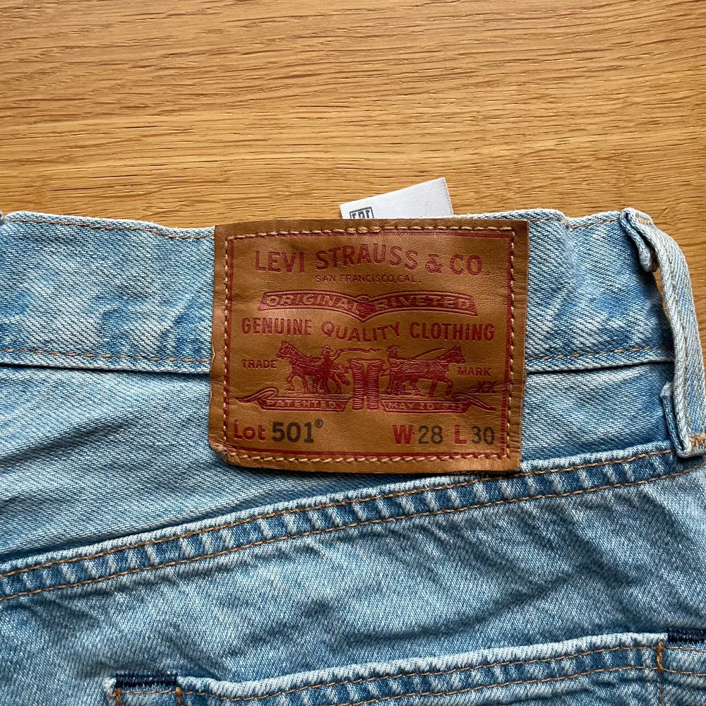 Säljer ett par klassiska Levis 501 jeans i ljusblå denim. De är i perfekt skick, då de endast är använda ca. 10 gånger. Perfekta för en casual look! Passar både till vardags och fest. Köp direkt eller ge prisförslag 💙. Jeans & Byxor.