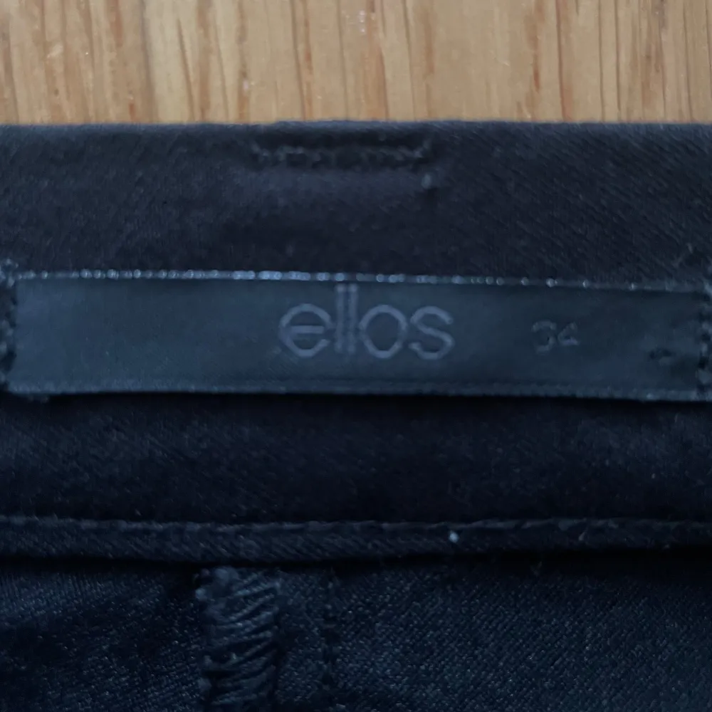 Säljer ett par nästan helt nya Bootcut kostymbyxor från Ellos i storlek 34, men skulle säga att de passar precis som Xs. Säljer då de börjar bli för små o för korta i längden, jag är 167 cm. Skriv privat för fler bilder elr frågor🩷. Farkut & Housut.