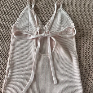 Linne - Så sött linne med knytning där bak! Köpt på hm men jag tyvär alldrig kommer till användning. Man kan nog justera storleken Hör av vid frågor 💕