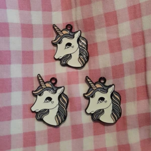 Unicorn berlocker - Tre unicorn berlocker, går att köpa separat.