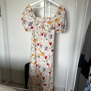Blommig långklänning  - Säljer denna fina långklänning köpt från NAKD! Använd ett fåtal gånger! 