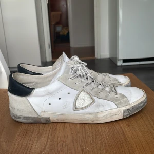 Philippe Models - Tjena, jag säljer just nu mina fräscha Philippe Models för ett mycket bra pris. De smutsiga märkena på skon är mest design. Skicket ligger ungefär på 7,5/10-8/10 och är i storlek 42. Hör av er vid eventuella frågor!