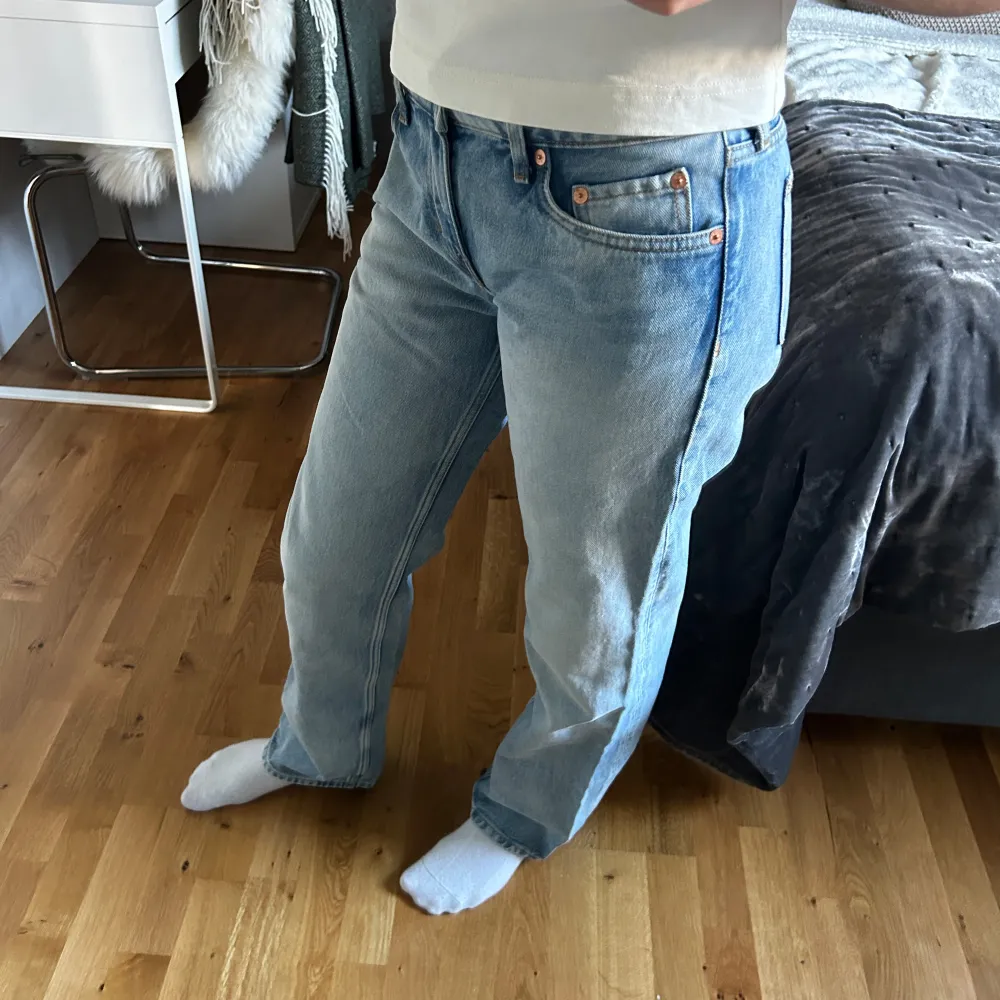 Supersnygga och så sköna lågmidjade jeans från Weekday i modellen arrow. I nyskick💕 midjan är 28 men är mindre i storleken, passar mig som annars har 26/27🥰. Jeans & Byxor.