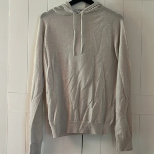 Tiger Of Sweden hoodie - OBS: tröjan ser skrynklig ut men plattar ut sig. En mycket snygg stickad hoodie från Tiger of Sweden i 100% merinoull. Tröjan är i nyskick men saknar tyvärr prislapp, därav priset. Jag säljer tröjan eftersom jag köpte fel storlek.  Nypris:1600 