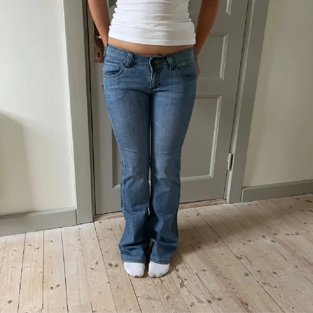 Jätte snygga lågmidjade jeans!! Köpt på plick. Jag är 167. Midjemåttet är ca 37 och innebärslägden 79. Jeans & Byxor.