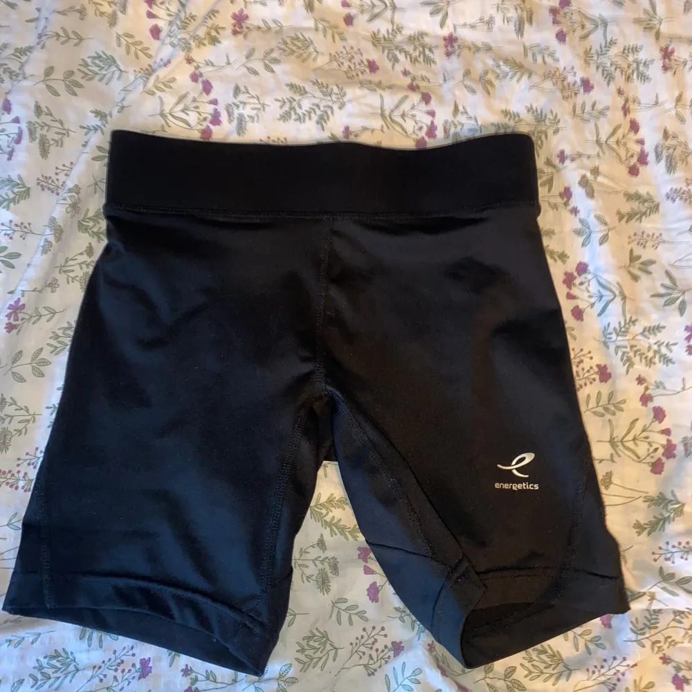 Fina shorts från Energetics! Passar även perfekt att ha under en klänning eller kjol❣️ Har en ficka bak. Hör av er till mig om ni har frågor eller vill ha fler bilder! . Sportswear.