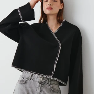 Svart Kort kappa - Kort kappa från Gina Storlek L Passar S-L