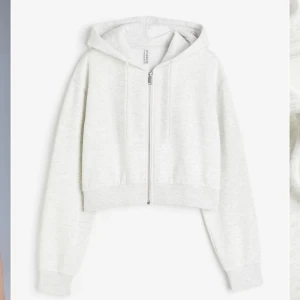 Zip hoddie  - Säljer en zip tröja från hm, inga snören och med fickor💕lite oversized och croppad , köpte den nyligen och andvänd 3-5 gånger så den är som ny utan dfekter