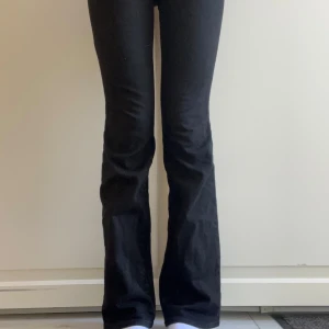 Lågmidjade Bootcut jeans - Midjemått: 37cm  Innerbenslängd: 79cm  Fina jeans i bra skick, dock lite slitningar längst ned ( bild 5 ). Väldigt bekväma. Skriv vid funderingar💕  