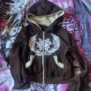 Croppad hoodie - Jättefin, köpt här på plick men har tyvärr aldrig kommit till användning🩷