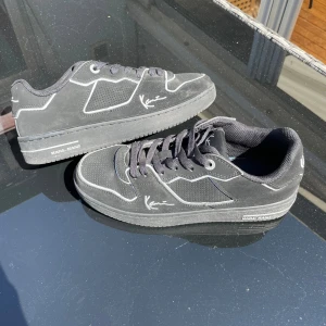 Karl Kani skor  - Storlek 42  Väldigt bra skick 