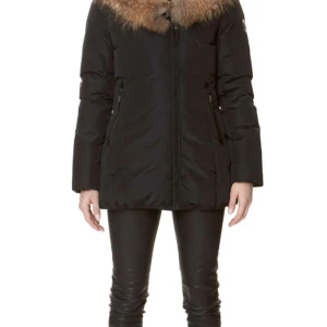 Hollies NEW YORK - En varm jacka till vintern Knappt använd  Köptes för 5400kr från hollies  Inga skador  Priset kan diskuteras  