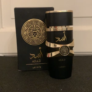 Lattafa asad parfym - Säljer min Lattafa asad pga av att jag tyckte att den inte passa mig. Lattafa asad är en söt maskulin parfym med vanilj noter. Tyvärr så har den fått en liten spricka på toppen men för mig har det aldrig ställt till med problem har använt fåtal gngr