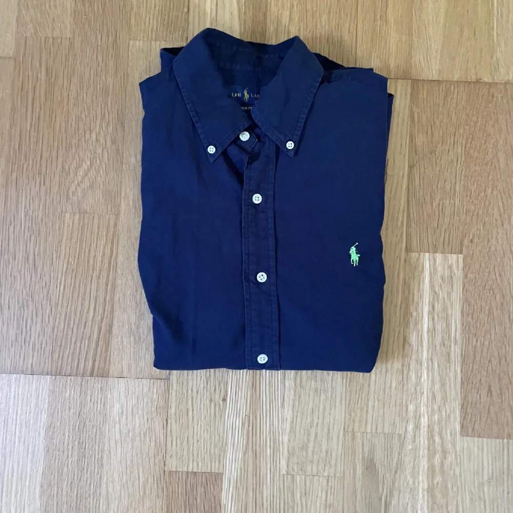 Ralph Lauren skjorta i storlek S Riktigt fet skjorta med nypris på 1650kr Väldigt bra skick och snygg för skolan.  Hör av er för fler frågor.. Skjortor.