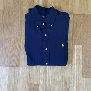 Ralph Lauren skjorta  - Ralph Lauren skjorta i storlek S Riktigt fet skjorta med nypris på 1650kr Väldigt bra skick och snygg för skolan.  Hör av er för fler frågor.