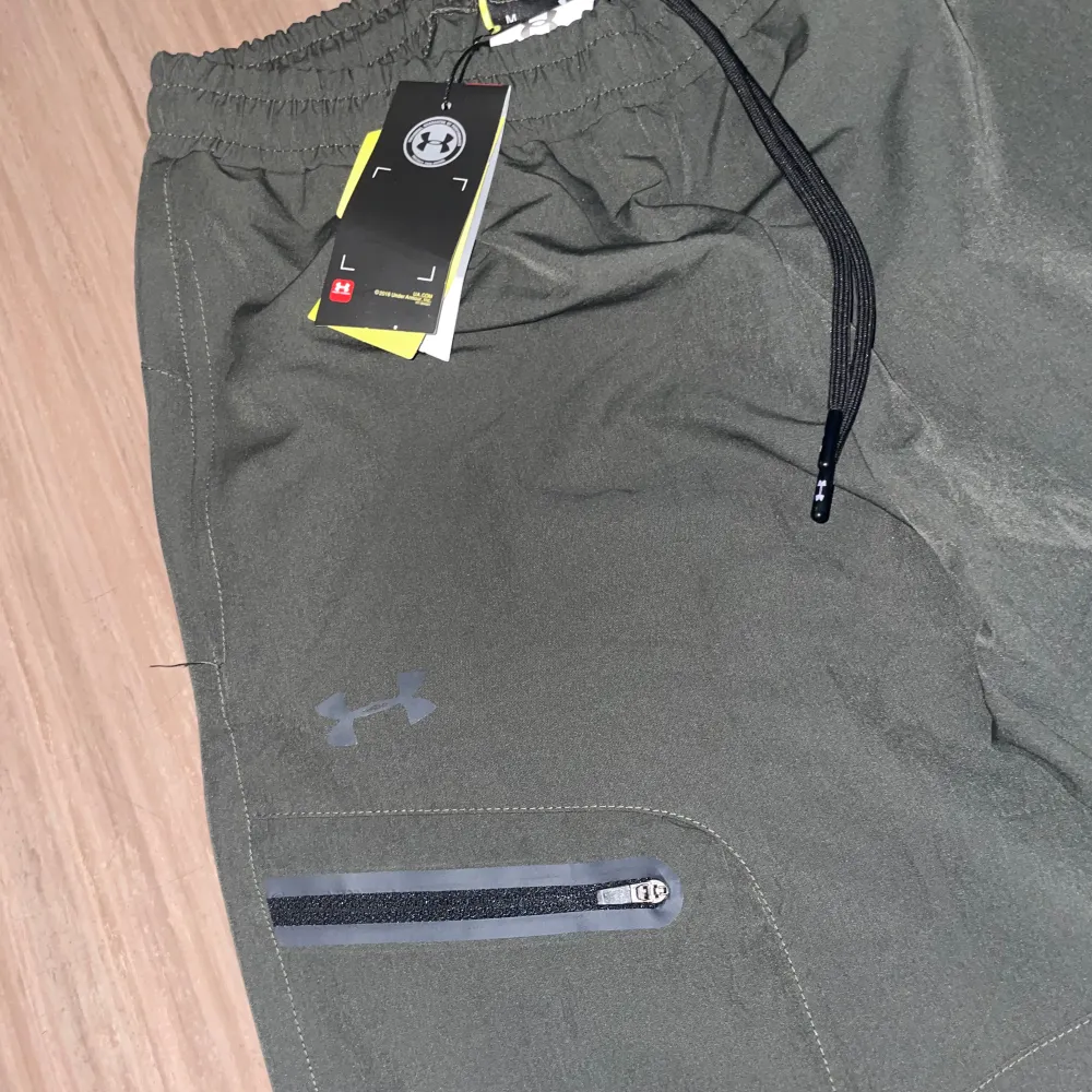 Ett par nya under armour byxor som inte är använda. De finns dragkedja längst ner på byxorna. Det är bara att skriva om du har några fickor. Jeans & Byxor.