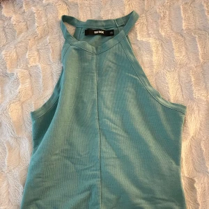 Grön ärmlös topp från Bik Bok - Säljer en snygg grön ärmlös topp från Bik Bok i storlek XS.  nyskick men kommer ej till användning🩷