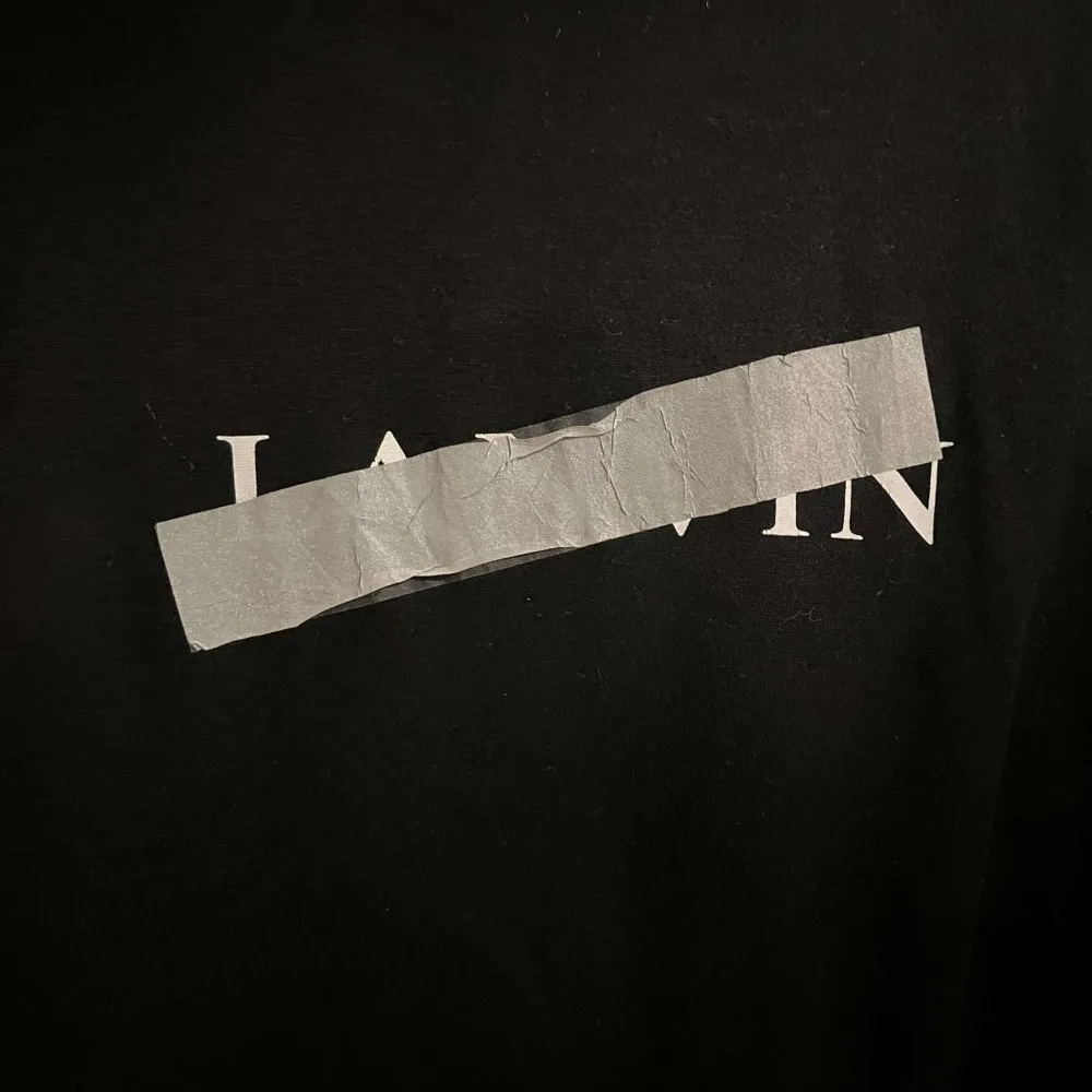 Säljer en otroligt fet Lanvin t-shirt med riktigt skönt tryck, perfekt för sommar/höst och är riktigt sällsynt, väldigt bra skick förutom att trycket är lite skrynkligt som man inte märker vid användning, nypris 2600 mitt pris 899!. T-shirts.